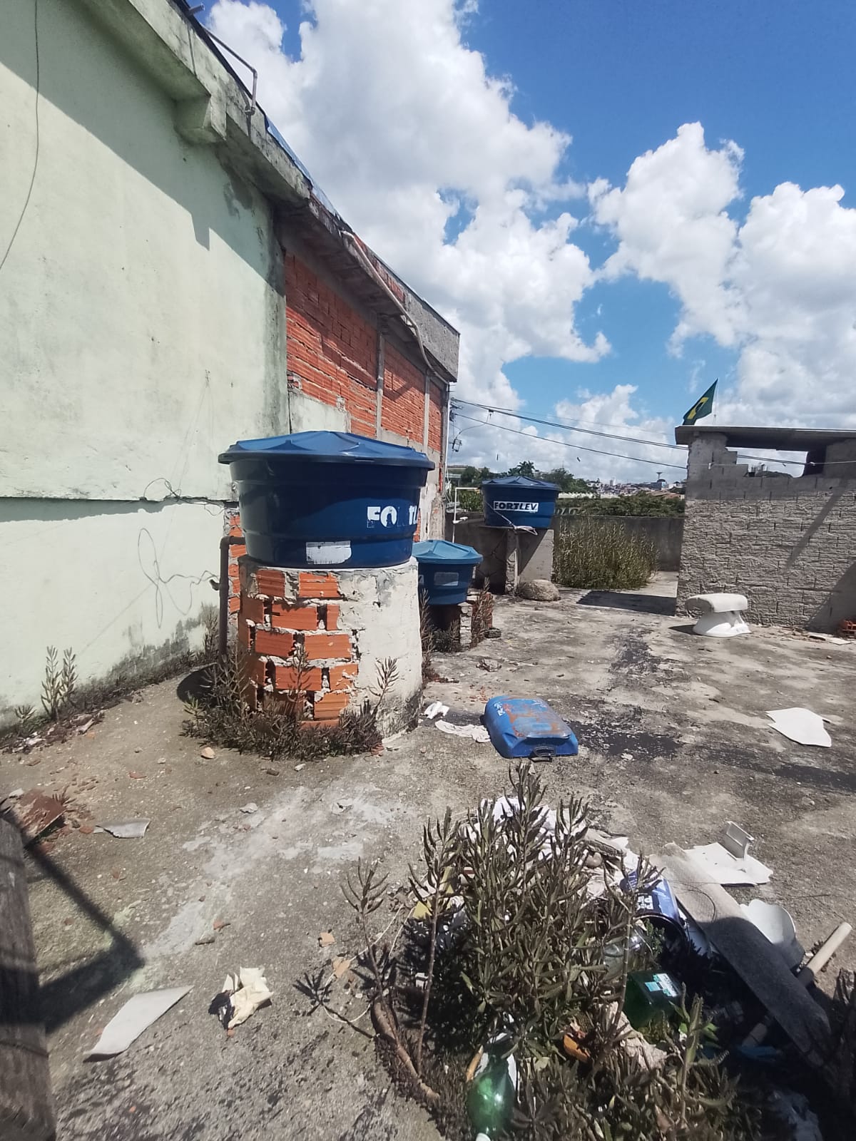 Imóvel renda(300m²) 08 casas + salão comercial, 03 vagas