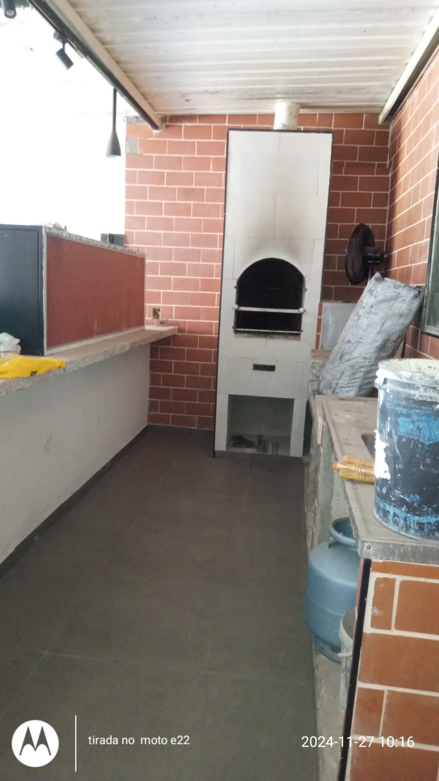 TERRENO COM 4 CASAS, SENDO 3 CASAS NO TERREO E 1 NO PRIMEIRO PAVIMENTO, SENDO A PRINCIPAL COM 2 QUARTOS, SALA ,COZINHA, BANHEIRO, SACADA E TERRAÇO COM CHURRASQUEIRA.