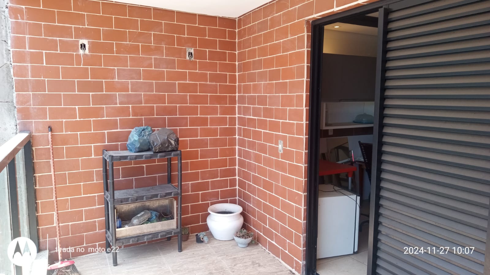 TERRENO COM 4 CASAS, SENDO 3 CASAS NO TERREO E 1 NO PRIMEIRO PAVIMENTO, SENDO A PRINCIPAL COM 2 QUARTOS, SALA ,COZINHA, BANHEIRO, SACADA E TERRAÇO COM CHURRASQUEIRA.