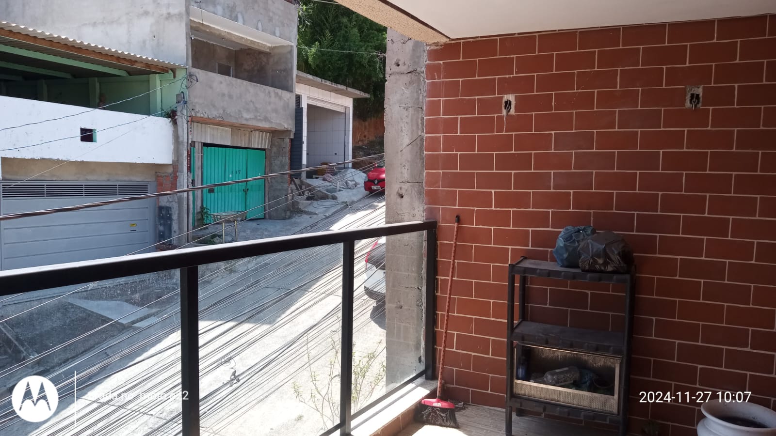 TERRENO COM 4 CASAS, SENDO 3 CASAS NO TERREO E 1 NO PRIMEIRO PAVIMENTO, SENDO A PRINCIPAL COM 2 QUARTOS, SALA ,COZINHA, BANHEIRO, SACADA E TERRAÇO COM CHURRASQUEIRA.