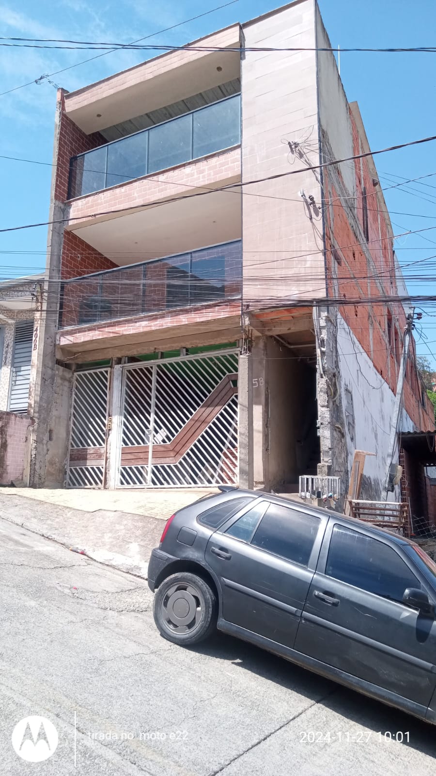 TERRENO COM 4 CASAS, SENDO 3 CASAS NO TERREO E 1 NO PRIMEIRO PAVIMENTO, SENDO A PRINCIPAL COM 2 QUARTOS, SALA ,COZINHA, BANHEIRO, SACADA E TERRAÇO COM CHURRASQUEIRA.
