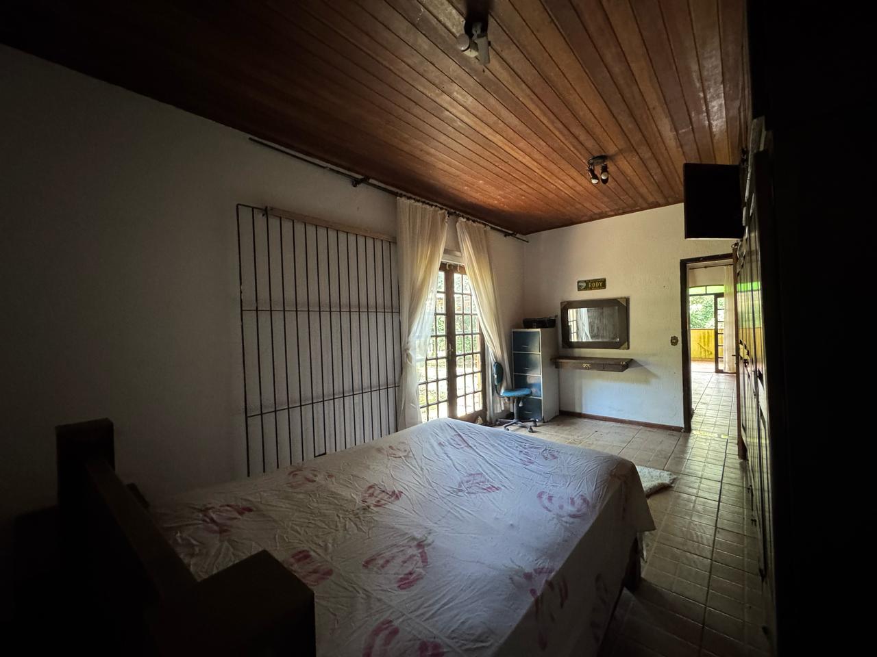 Casa em condomínio(1.800m²) 04 Dormitórios, 10 vagas