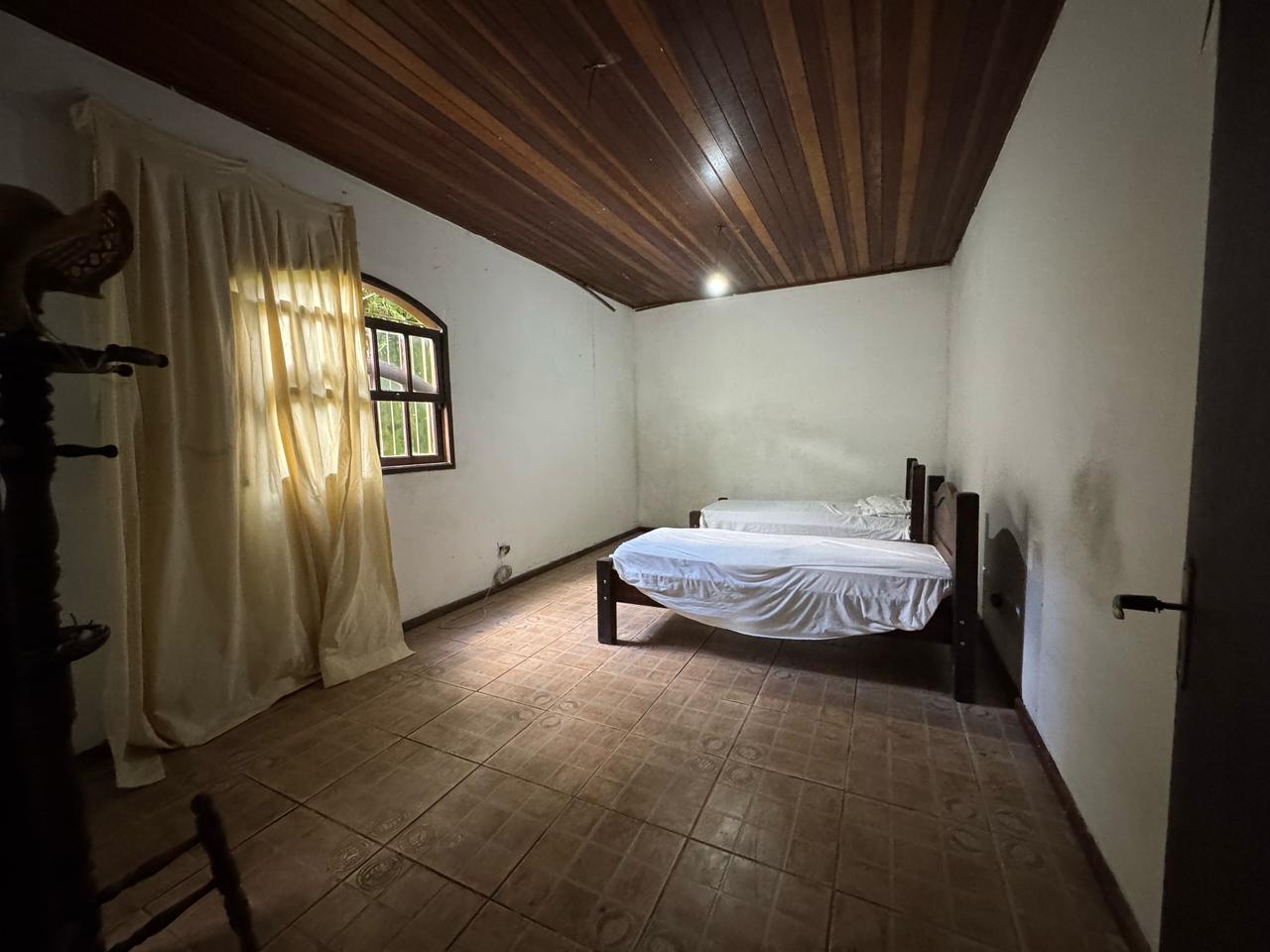 Casa em condomínio(1.800m²) 04 Dormitórios, 10 vagas