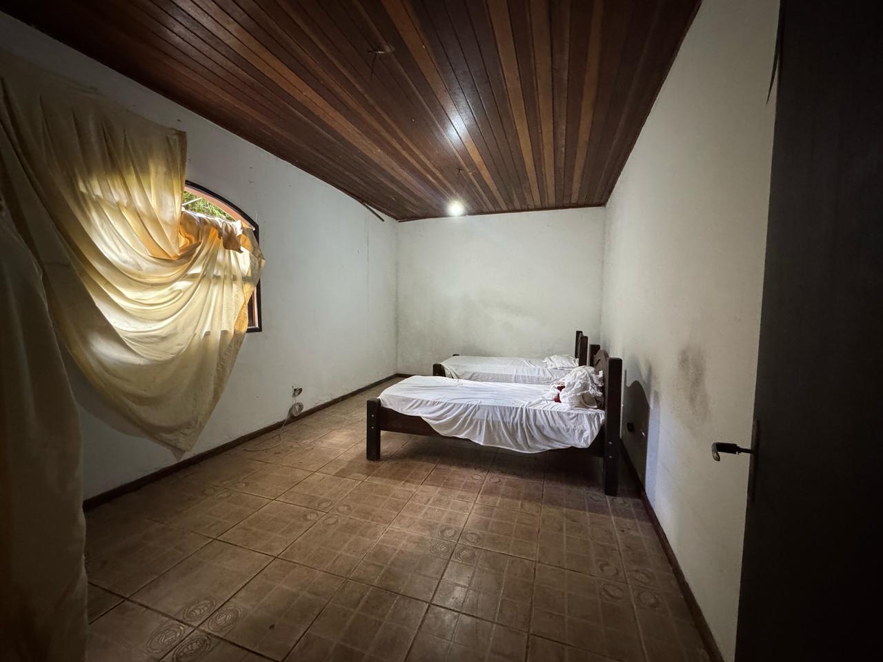 Casa em condomínio(1.800m²) 04 Dormitórios, 10 vagas