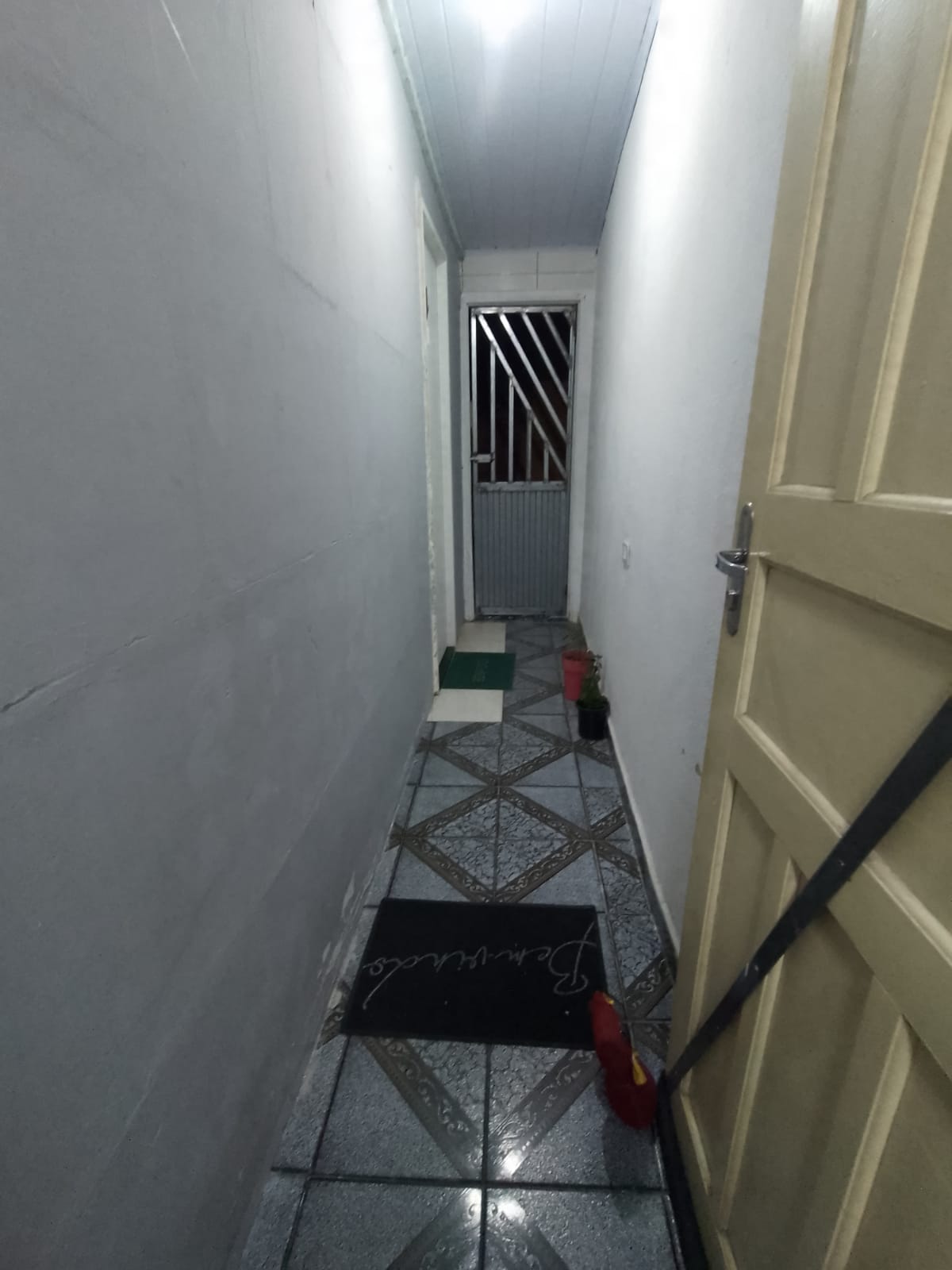 Casa em viela com 02 Dormitórios, sala, cozinha, 02 banheiros, sem garagem