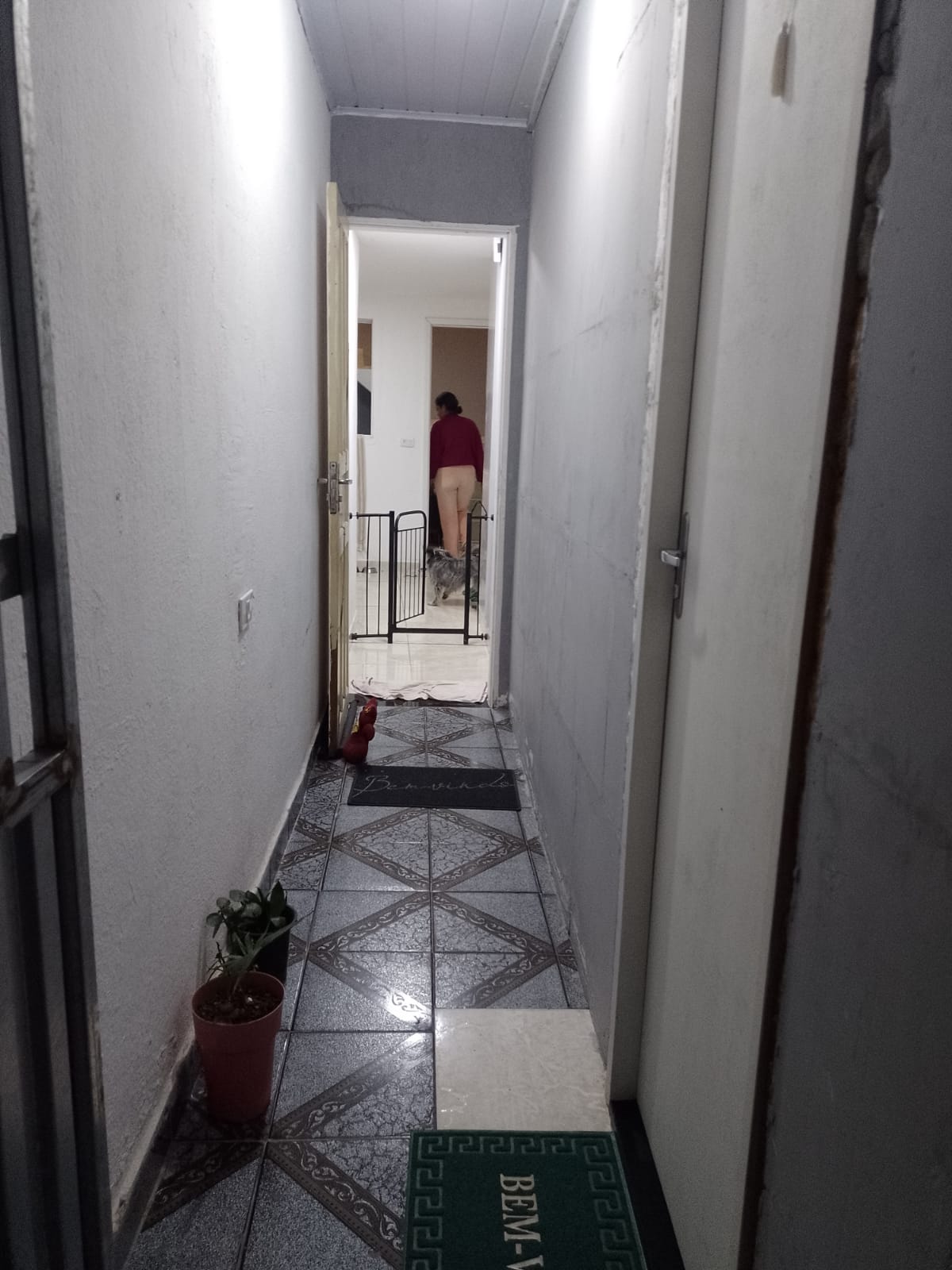 Casa em viela com 02 Dormitórios, sala, cozinha, 02 banheiros, sem garagem