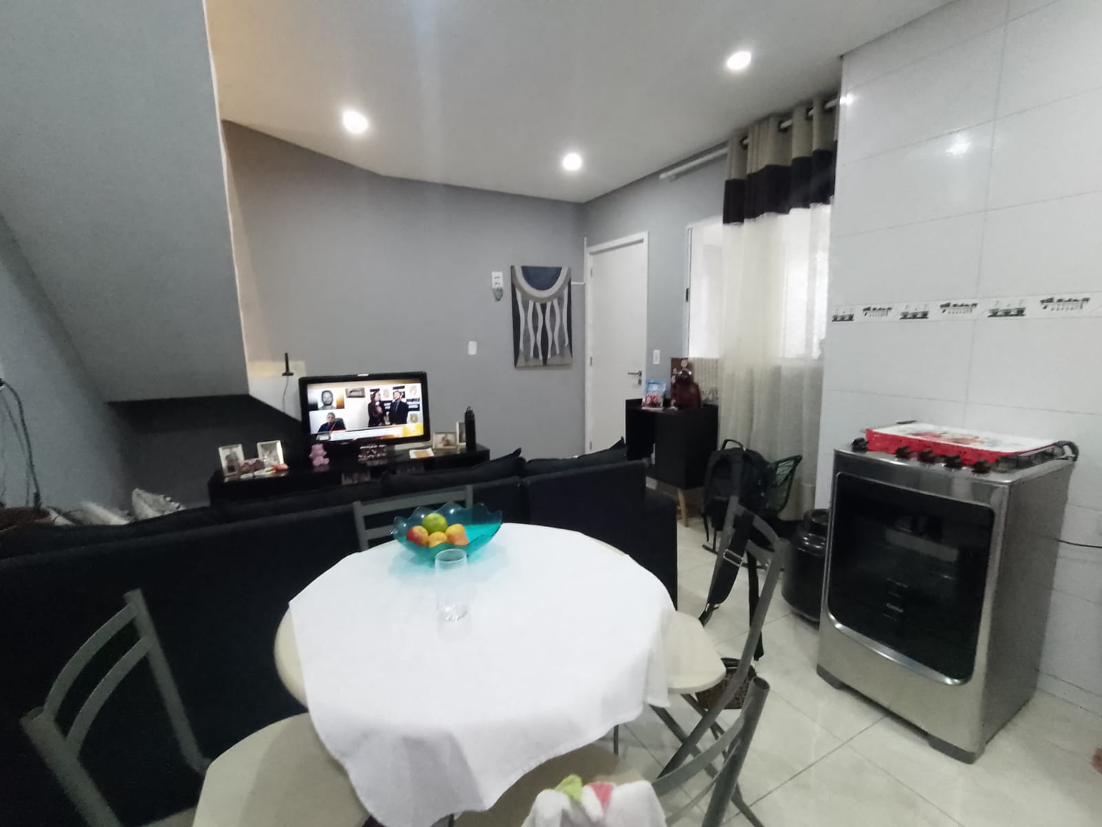 Casa em viela com 02 Dormitórios, sala, cozinha, 02 banheiros, sem garagem