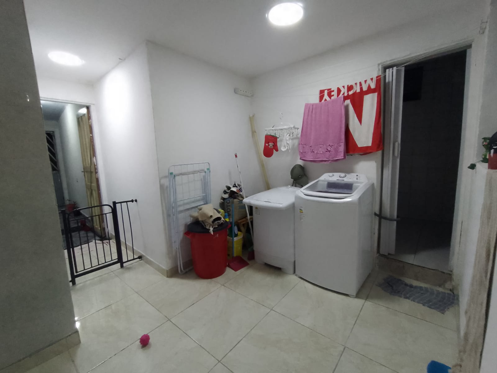 Casa em viela com 02 Dormitórios, sala, cozinha, 02 banheiros, sem garagem