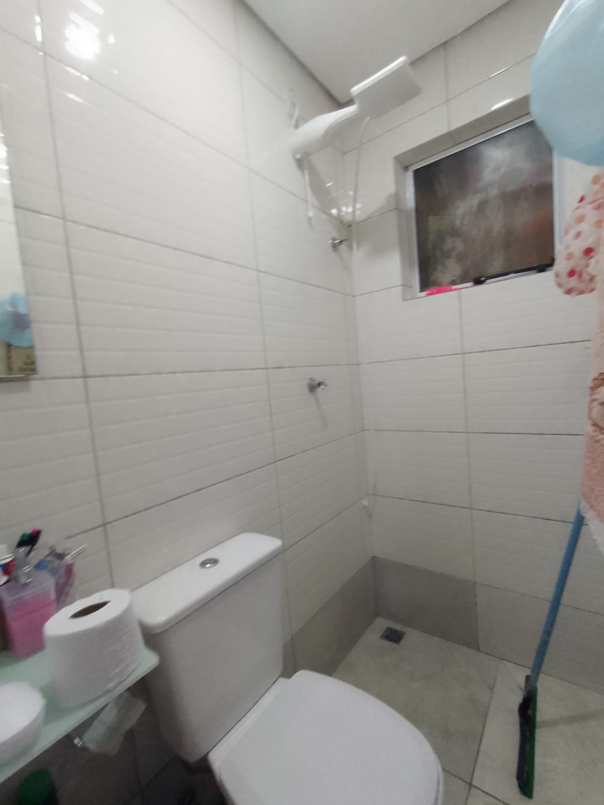 Casa em viela com 02 Dormitórios, sala, cozinha, 02 banheiros, sem garagem