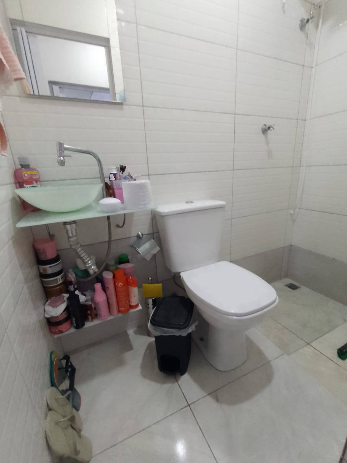 Casa em viela com 02 Dormitórios, sala, cozinha, 02 banheiros, sem garagem
