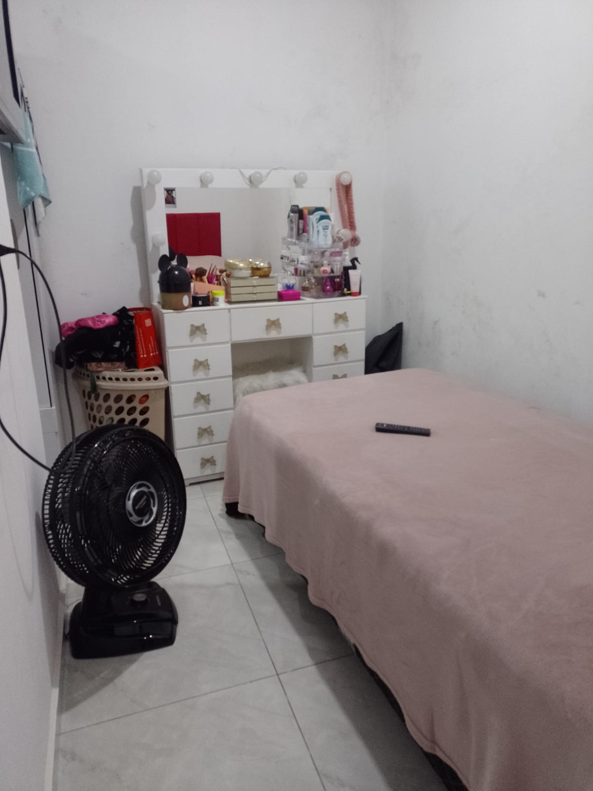 Casa em viela com 02 Dormitórios, sala, cozinha, 02 banheiros, sem garagem