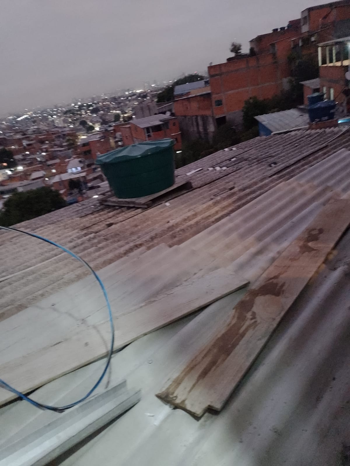 Casa em viela com 02 Dormitórios, sala, cozinha, 02 banheiros, sem garagem