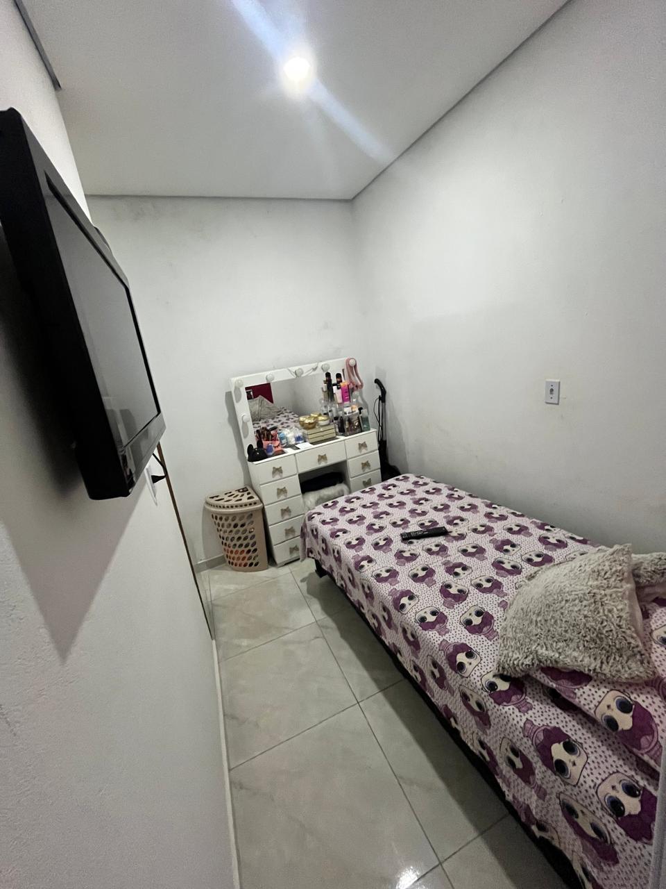 Casa em viela com 02 Dormitórios, sala, cozinha, 02 banheiros, sem garagem