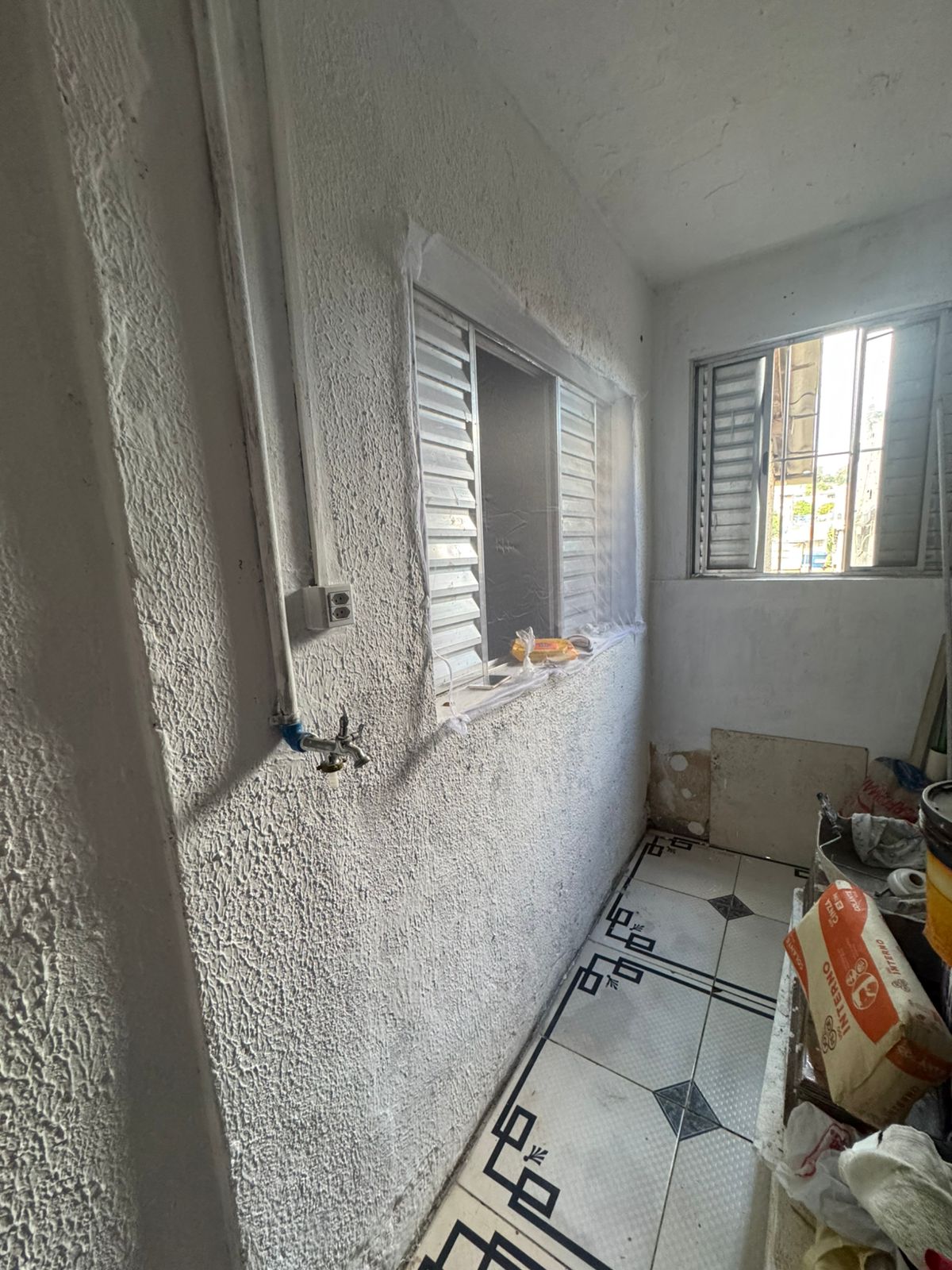 Casa pra renda(150m²) com 06 casas + 01 salão comercial