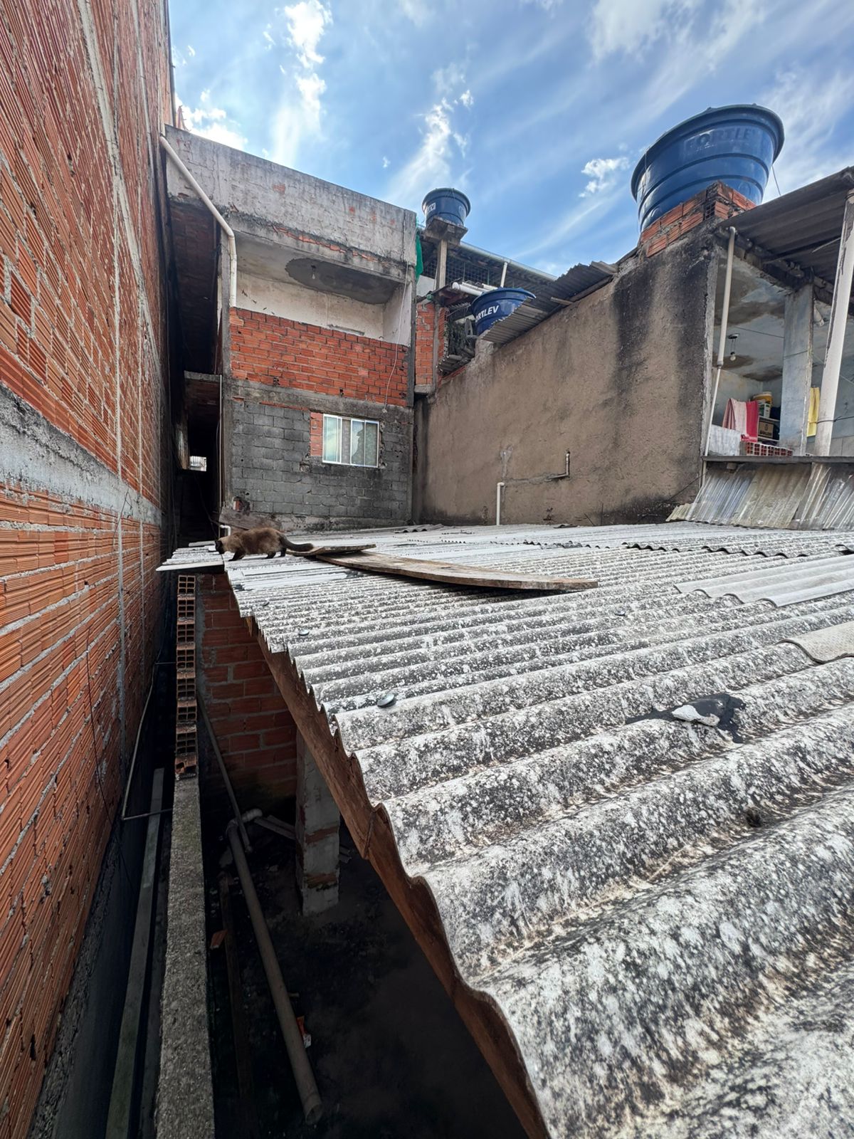 Casa pra renda(150m²) com 06 casas + 01 salão comercial