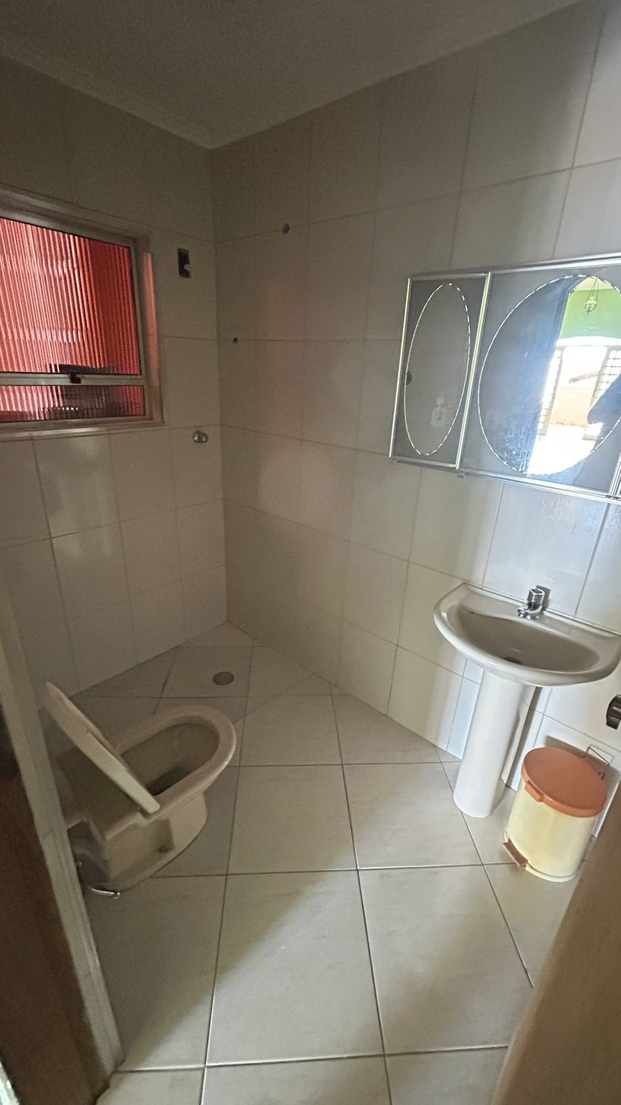 Sobrado(125m²) 03 Dormitórios sendo 02 suítes, 01 vaga