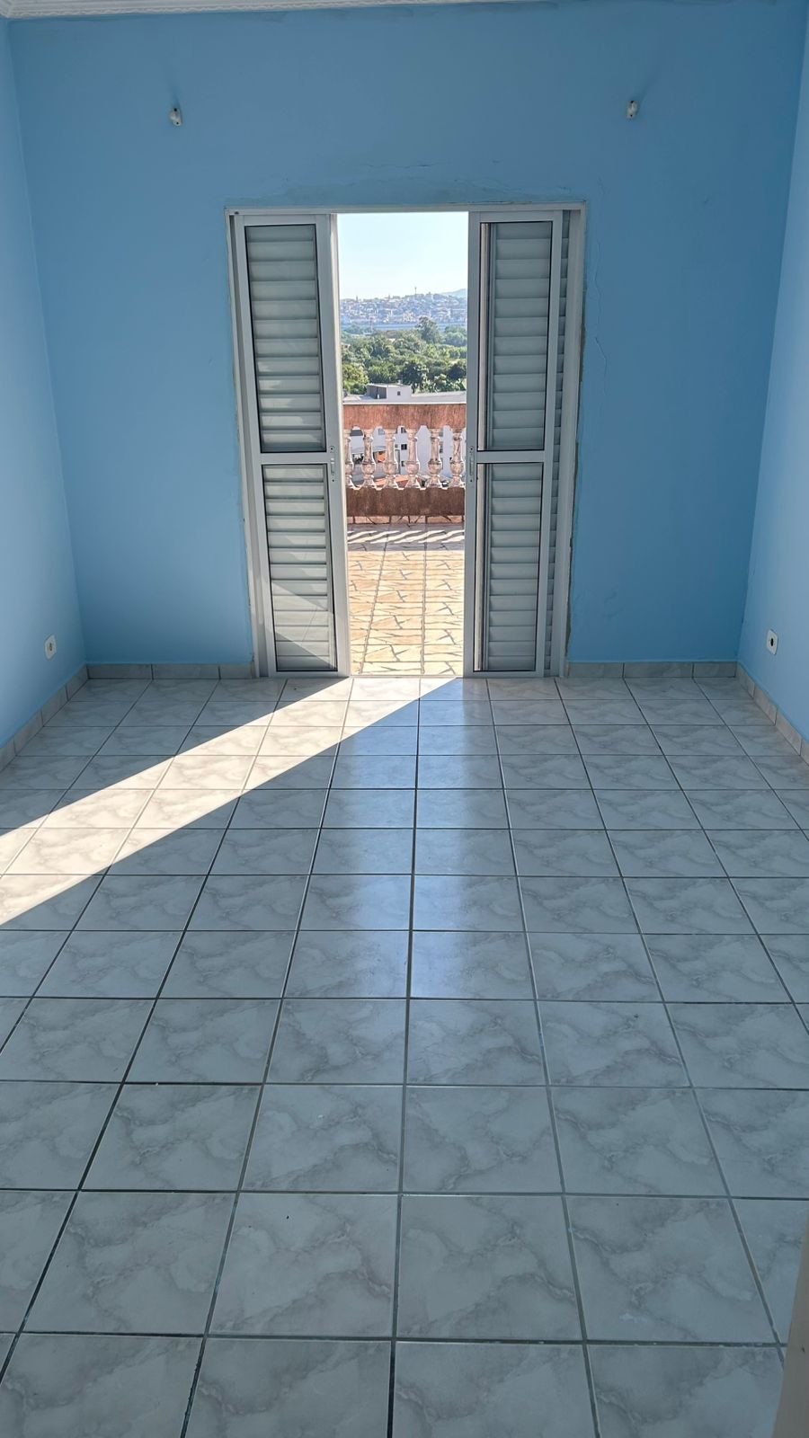 Sobrado(125m²) 03 Dormitórios sendo 02 suítes, 01 vaga