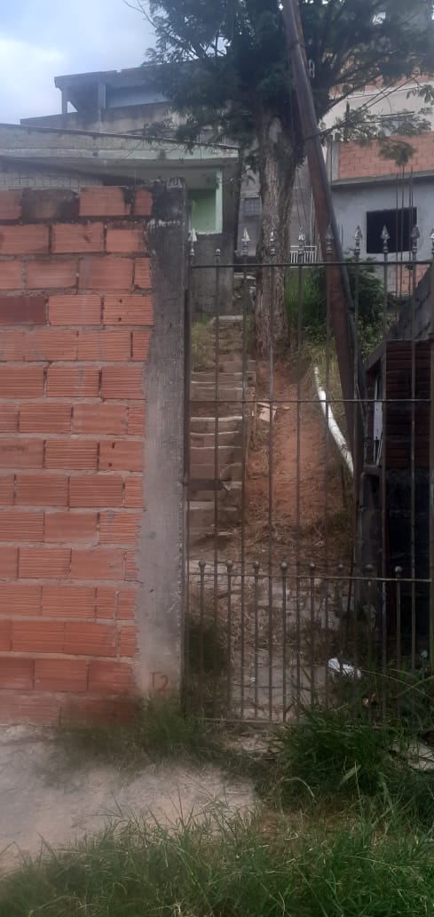 Terreno com 2 Casas para Renda 