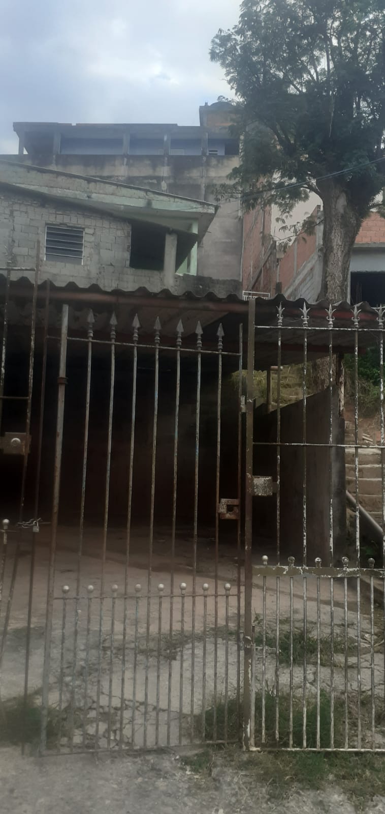 Terreno com 2 Casas para Renda 