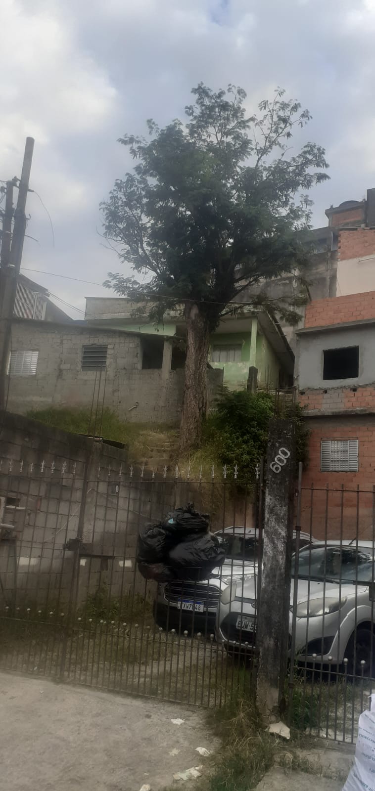 Terreno com 2 Casas para Renda 