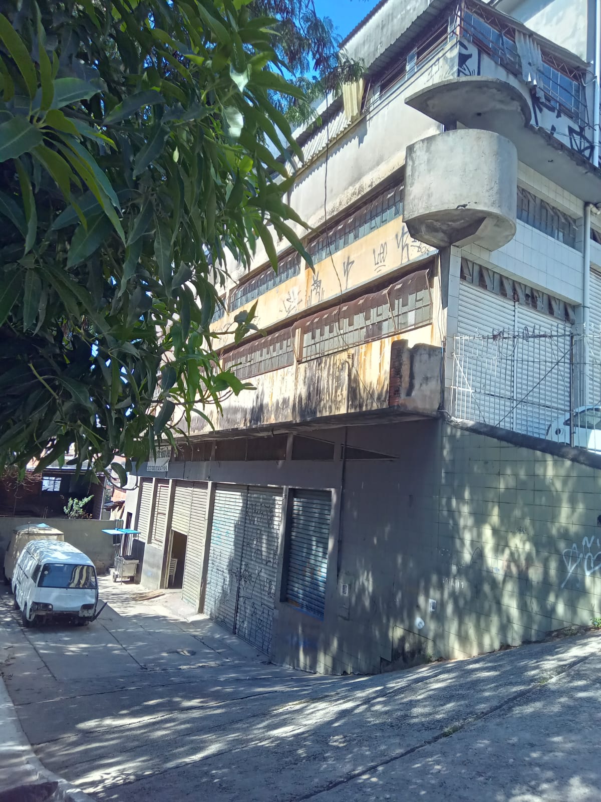 Prédio Versátil com Grandes Oportunidades de Negócio e Moradia!
