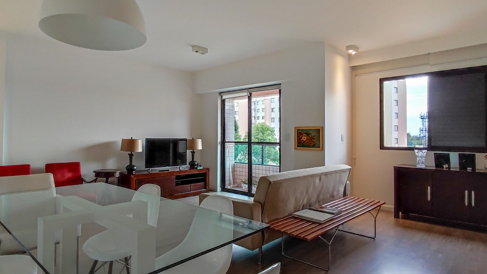 Apto 1 ou 2 Dorm  Living / Jantar Integrados, Área de Serviço c/ Opção de Vaga