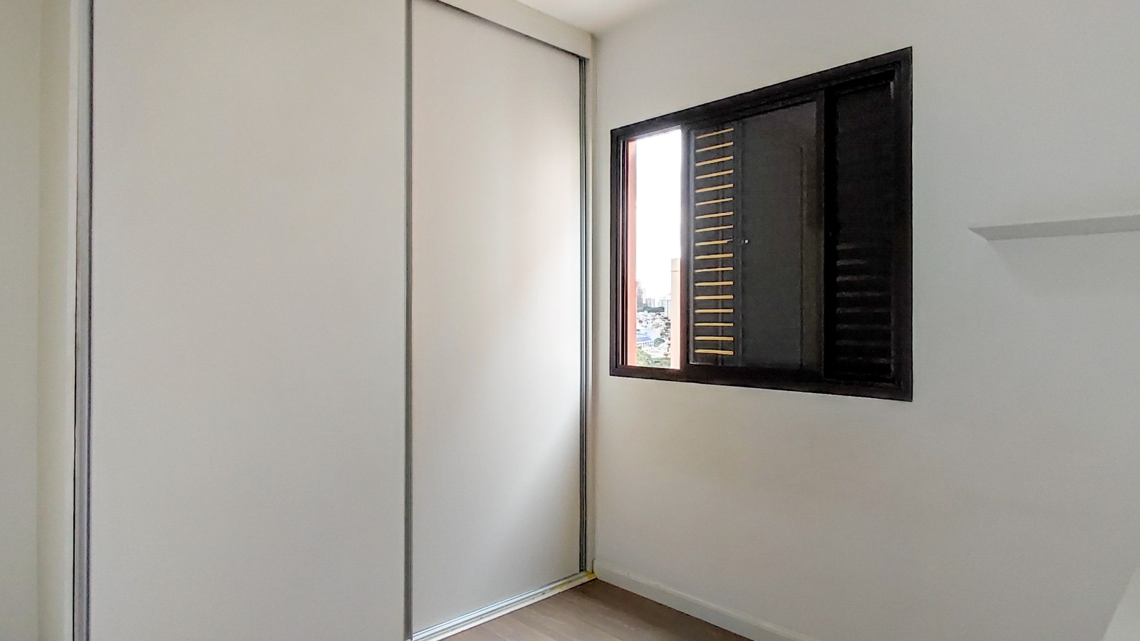 Apto 1 ou 2 Dorm  Living / Jantar Integrados, Área de Serviço c/ Opção de Vaga
