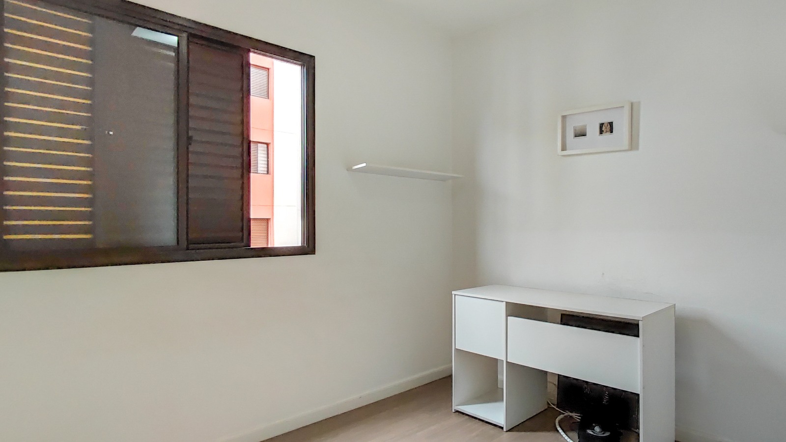 Apto 1 ou 2 Dorm  Living / Jantar Integrados, Área de Serviço c/ Opção de Vaga