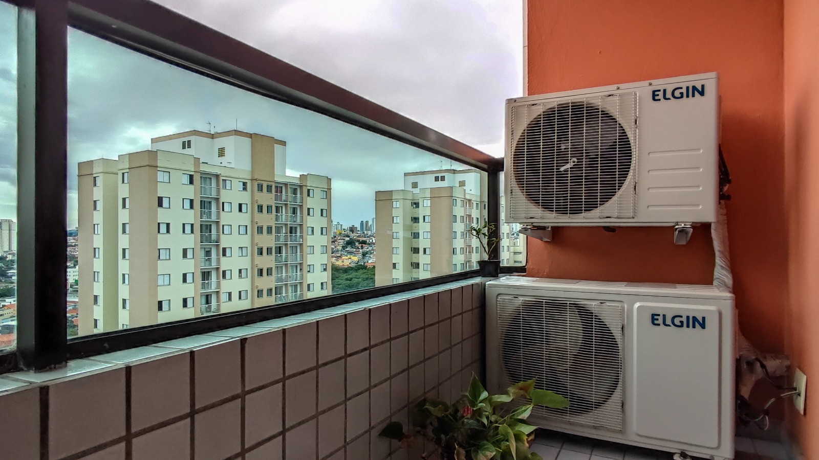 Apto 1 ou 2 Dorm  Living / Jantar Integrados, Área de Serviço c/ Opção de Vaga