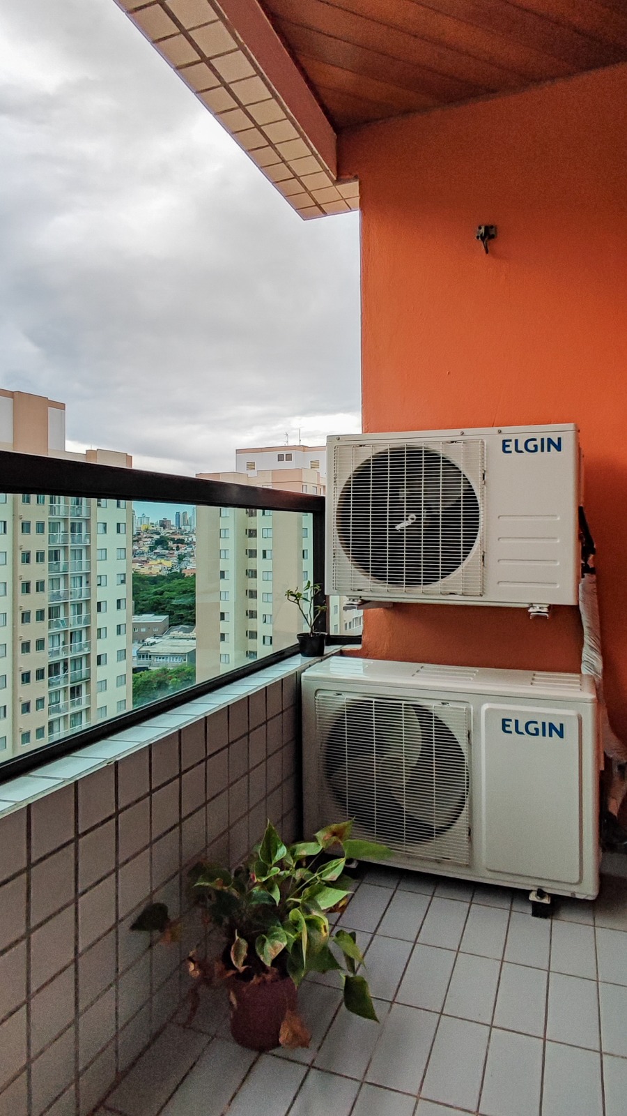 Apto 1 ou 2 Dorm  Living / Jantar Integrados, Área de Serviço c/ Opção de Vaga