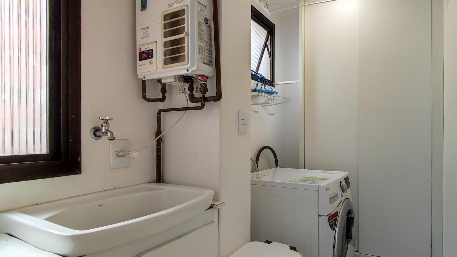 Apto 1 ou 2 Dorm  Living / Jantar Integrados, Área de Serviço c/ Opção de Vaga
