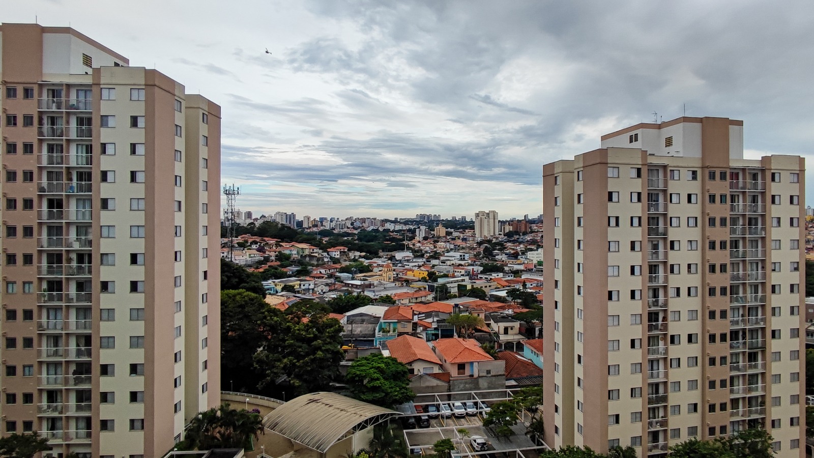 Apto 1 ou 2 Dorm  Living / Jantar Integrados, Área de Serviço c/ Opção de Vaga