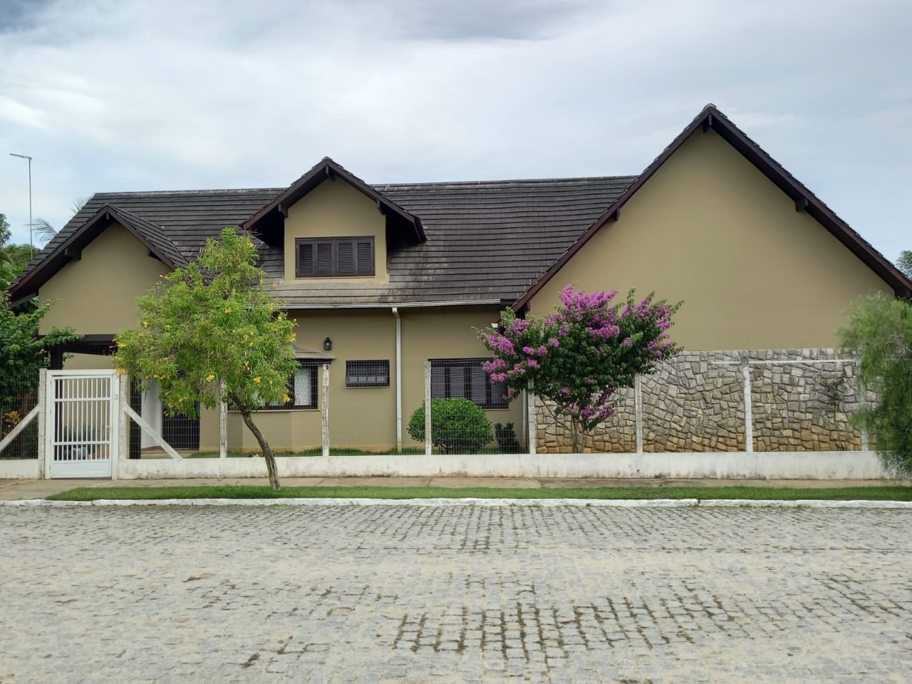 Vendo casa estilo europeu no condomínio Remanso do Paraíba. Campos dos Goytacazes, RJ.