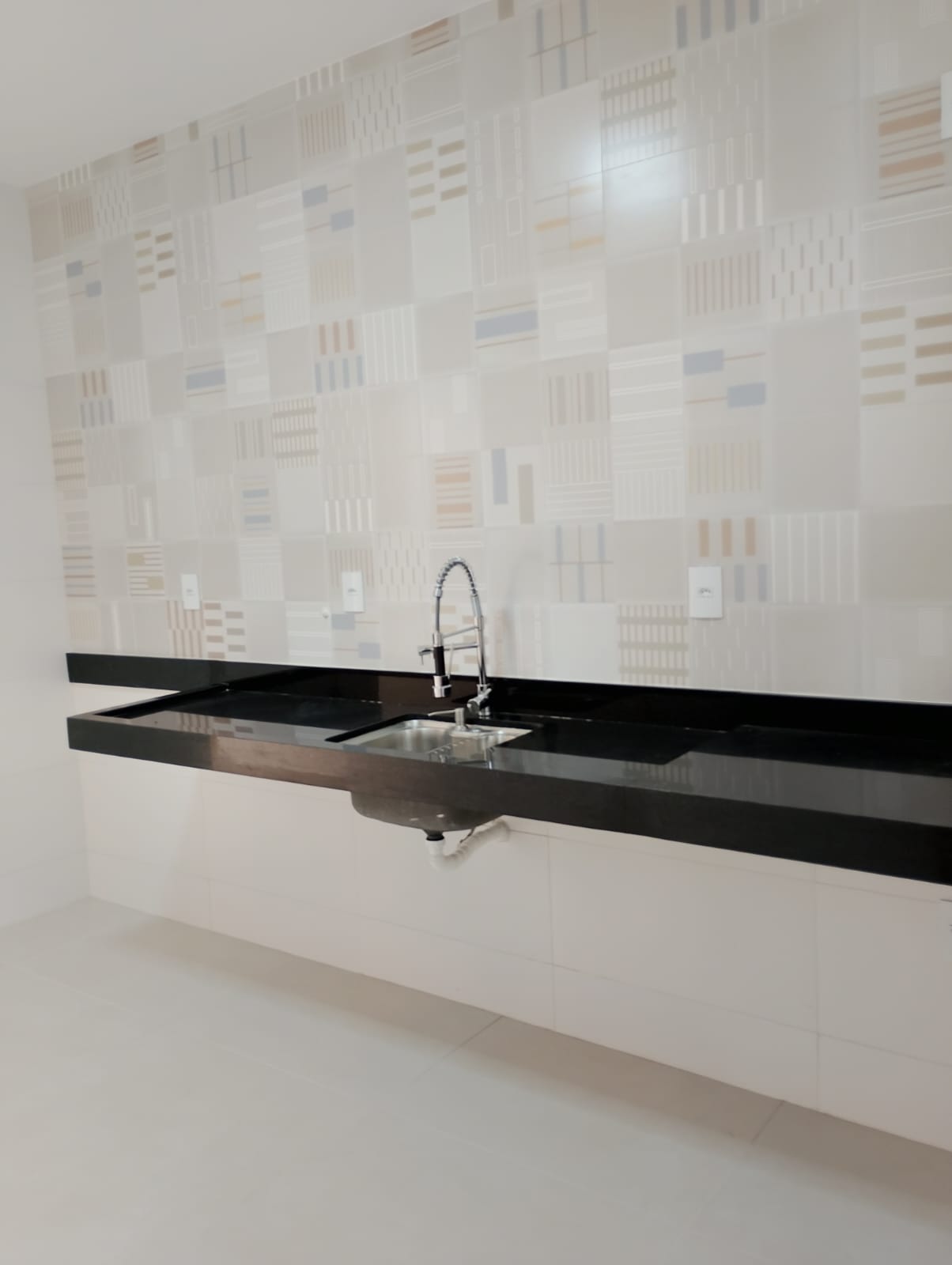 Casa sofisticada com espaço gourmet e materiais de alta qualidade