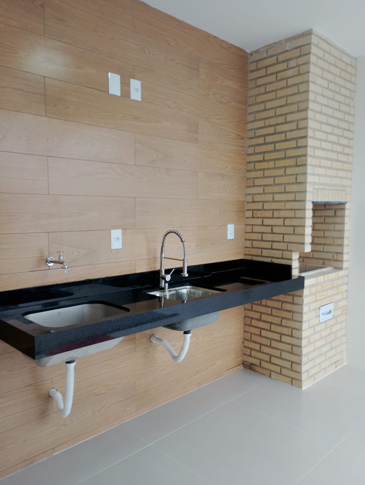 Casa sofisticada com espaço gourmet e materiais de alta qualidade