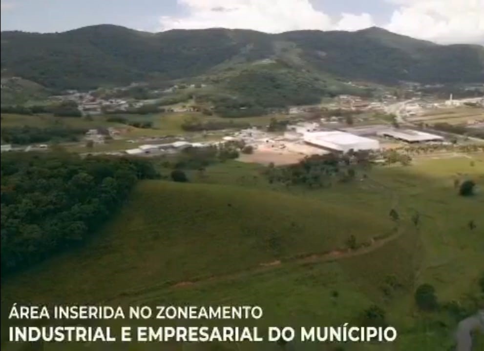 VENDO TERRENO COM AREA DE 173.885,81 M2, NA RODOVIA BR-282, KM 26, EM SANTO AMARO DA IMPERATRIZ, SC.