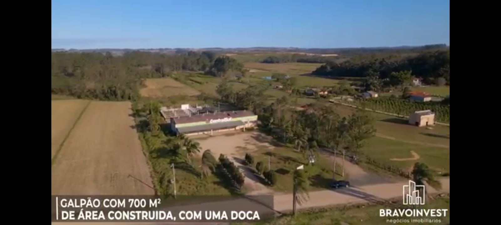 VENDO GALPÃO COM AREA DE 700 M2, EM TERRENO COM AREA DE 30.000 M2, NAS MARGENS DA BR-101 EM CRICIÚMA SC. Galpão de 700 M2 Medida do terreno:  50 m de frente X 600 m de profundidade.