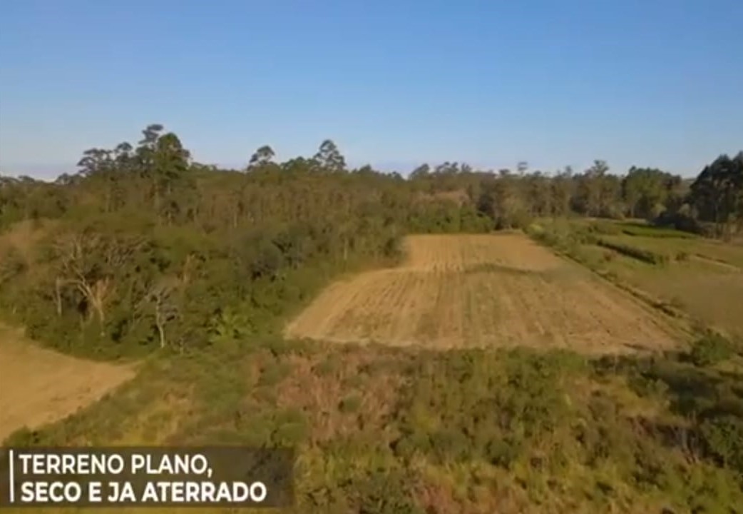 VENDO GALPÃO COM AREA DE 700 M2, EM TERRENO COM AREA DE 30.000 M2, NAS MARGENS DA BR-101 EM CRICIÚMA SC. Galpão de 700 M2 Medida do terreno:  50 m de frente X 600 m de profundidade.