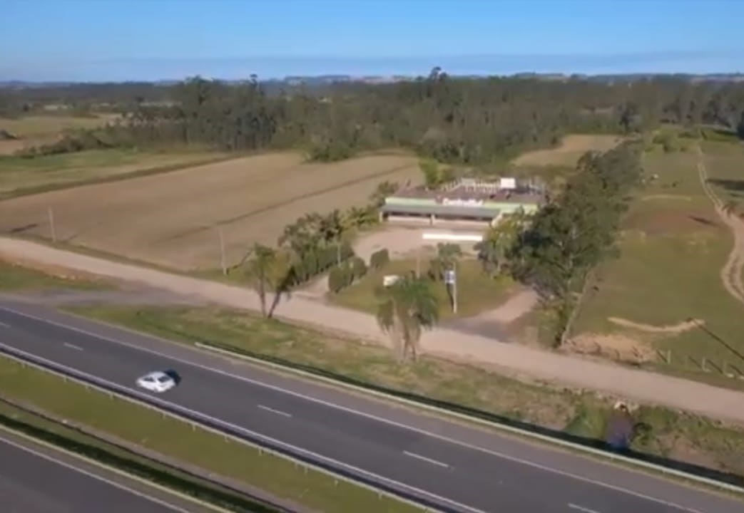 VENDO GALPÃO COM AREA DE 700 M2, EM TERRENO COM AREA DE 30.000 M2, NAS MARGENS DA BR-101 EM CRICIÚMA SC. Galpão de 700 M2 Medida do terreno:  50 m de frente X 600 m de profundidade.