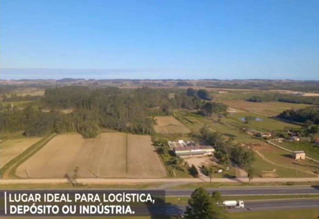 VENDO GALPÃO COM AREA DE 700 M2, EM TERRENO COM AREA DE 30.000 M2, NAS MARGENS DA BR-101 EM CRICIÚMA SC. Galpão de 700 M2 Medida do terreno:  50 m de frente X 600 m de profundidade.