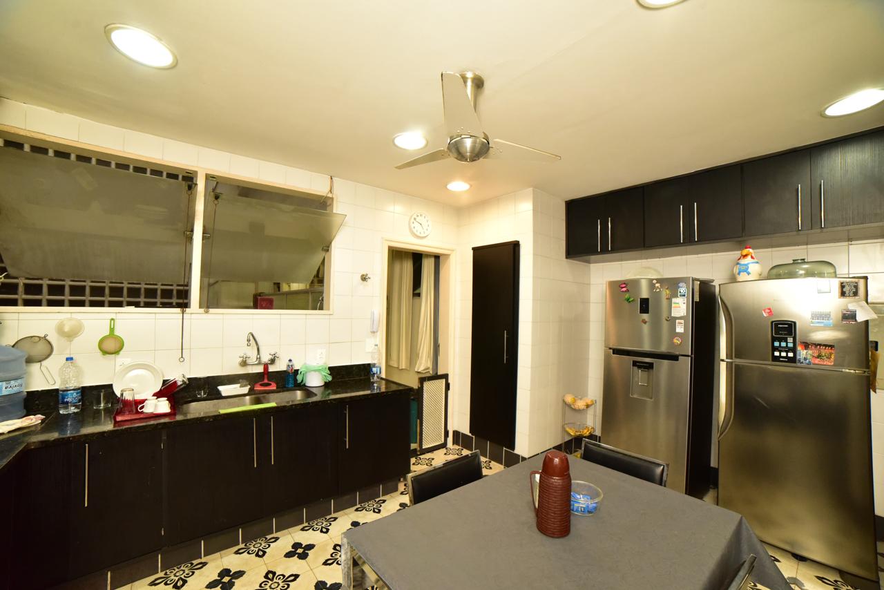 Av. Atlântica, Copacabana/RJ - 3 Dorm.  Ste/Sauna, Lavabo, Escritório.  330,00m2. Localização Excelente, " TOP INTERNACIOAL".  Conforto, Qualidade de Vida, Vista  Eterna P/ MAR. Deslumbrante !!!  COMPRADOR & FAMILIA MERECEM!!!                                                                                                                                                           