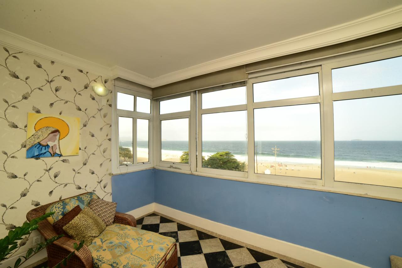 Av. Atlântica, Copacabana/RJ - 3 Dorm.  Ste/Sauna, Lavabo, Escritório.  330,00m2. Localização Excelente, " TOP INTERNACIOAL".  Conforto, Qualidade de Vida, Vista  Eterna P/ MAR. Deslumbrante !!!  COMPRADOR & FAMILIA MERECEM!!!                                                                                                                                                           