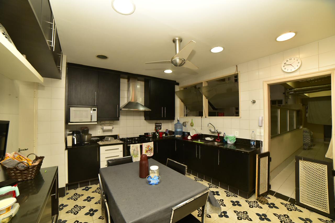 Av. Atlântica, Copacabana/RJ - 3 Dorm.  Ste/Sauna, Lavabo, Escritório.  330,00m2. Localização Excelente, " TOP INTERNACIOAL".  Conforto, Qualidade de Vida, Vista  Eterna P/ MAR. Deslumbrante !!!  COMPRADOR & FAMILIA MERECEM!!!                                                                                                                                                           