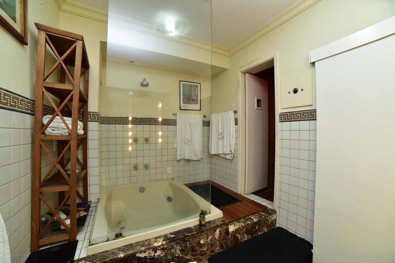 Av. Atlântica, Copacabana/RJ - 3 Dorm.  Ste/Sauna, Lavabo, Escritório.  330,00m2. Localização Excelente, " TOP INTERNACIOAL".  Conforto, Qualidade de Vida, Vista  Eterna P/ MAR. Deslumbrante !!!  COMPRADOR & FAMILIA MERECEM!!!                                                                                                                                                           