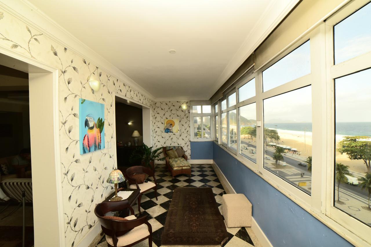Av. Atlântica, Copacabana/RJ - 3 Dorm.  Ste/Sauna, Lavabo, Escritório.  330,00m2. Localização Excelente, " TOP INTERNACIOAL".  Conforto, Qualidade de Vida, Vista  Eterna P/ MAR. Deslumbrante !!!  COMPRADOR & FAMILIA MERECEM!!!                                                                                                                                                           