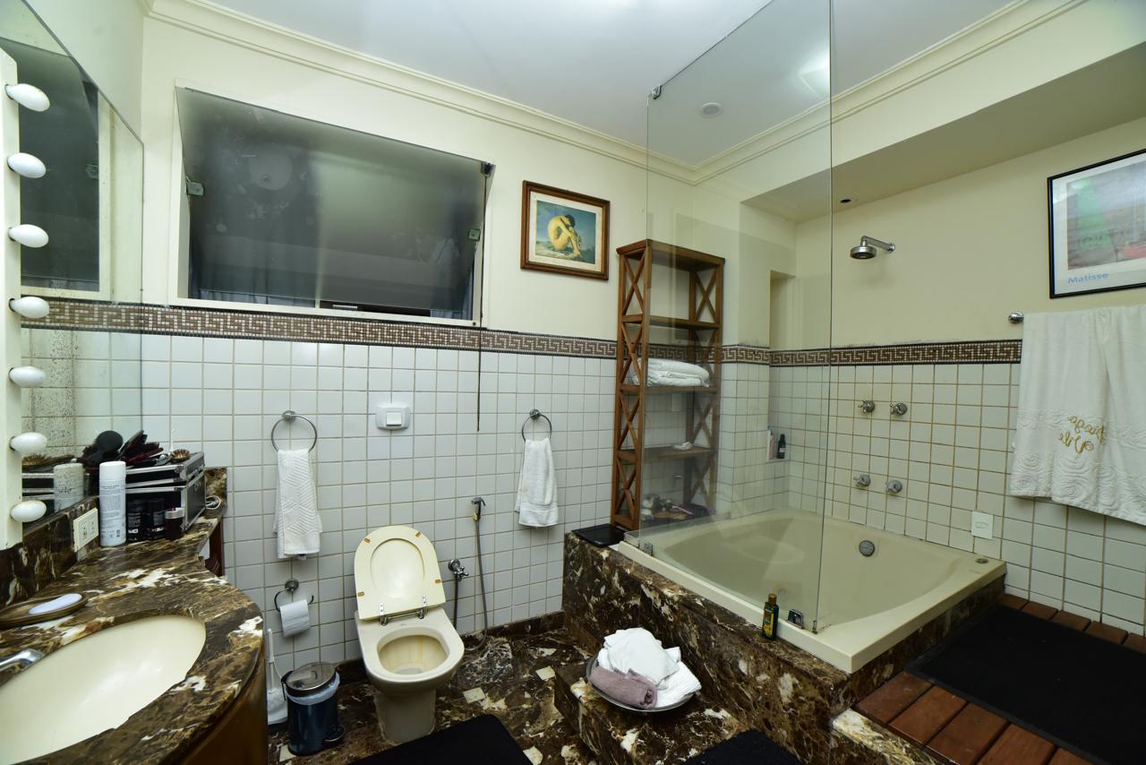 Av. Atlântica, Copacabana/RJ - 3 Dorm.  Ste/Sauna, Lavabo, Escritório.  330,00m2. Localização Excelente, " TOP INTERNACIOAL".  Conforto, Qualidade de Vida, Vista  Eterna P/ MAR. Deslumbrante !!!  COMPRADOR & FAMILIA MERECEM!!!                                                                                                                                                           