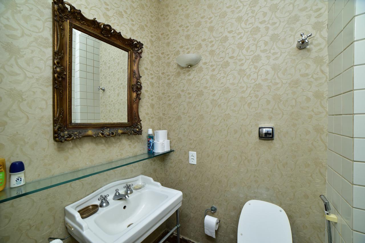 Av. Atlântica, Copacabana/RJ - 3 Dorm.  Ste/Sauna, Lavabo, Escritório.  330,00m2. Localização Excelente, " TOP INTERNACIOAL".  Conforto, Qualidade de Vida, Vista  Eterna P/ MAR. Deslumbrante !!!  COMPRADOR & FAMILIA MERECEM!!!                                                                                                                                                           