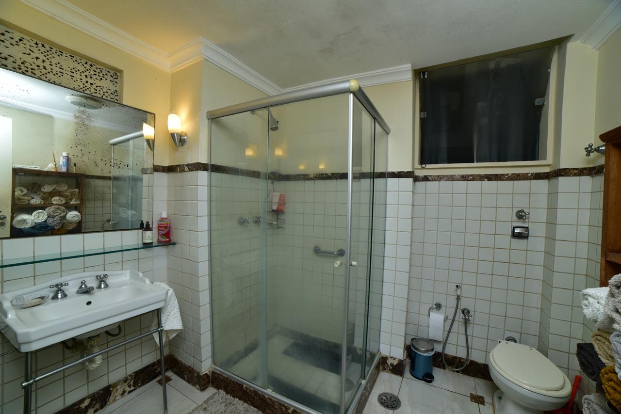Av. Atlântica, Copacabana/RJ - 3 Dorm.  Ste/Sauna, Lavabo, Escritório.  330,00m2. Localização Excelente, " TOP INTERNACIOAL".  Conforto, Qualidade de Vida, Vista  Eterna P/ MAR. Deslumbrante !!!  COMPRADOR & FAMILIA MERECEM!!!                                                                                                                                                           