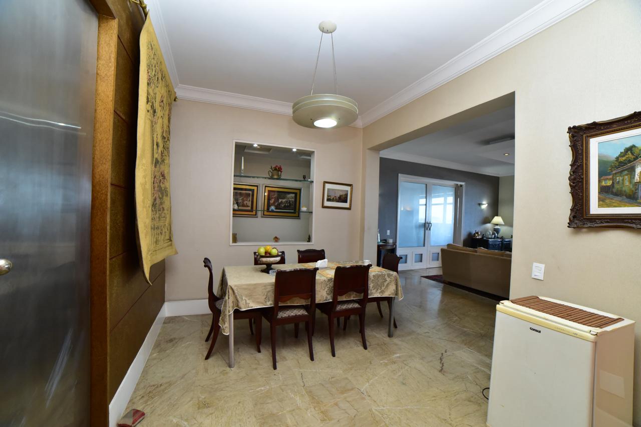 Av. Atlântica, Copacabana/RJ - 3 Dorm.  Ste/Sauna, Lavabo, Escritório.  330,00m2. Localização Excelente, " TOP INTERNACIOAL".  Conforto, Qualidade de Vida, Vista  Eterna P/ MAR. Deslumbrante !!!  COMPRADOR & FAMILIA MERECEM!!!                                                                                                                                                           