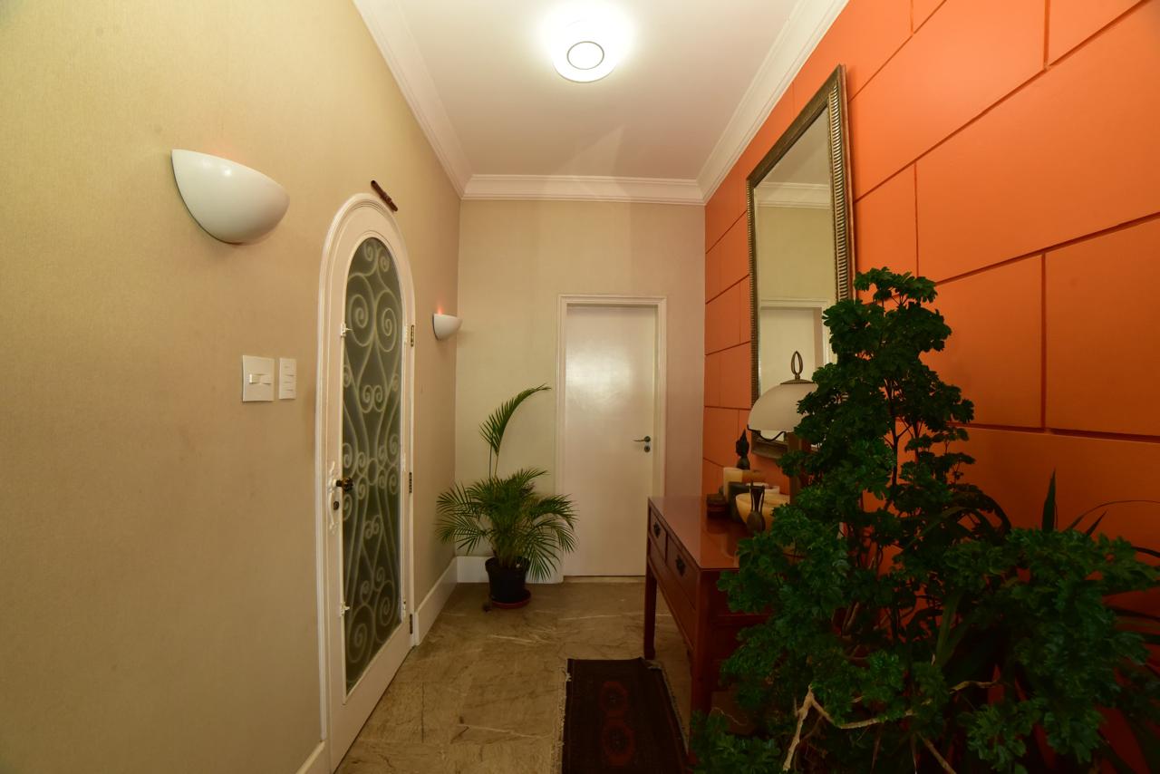 Av. Atlântica, Copacabana/RJ - 3 Dorm.  Ste/Sauna, Lavabo, Escritório.  330,00m2. Localização Excelente, " TOP INTERNACIOAL".  Conforto, Qualidade de Vida, Vista  Eterna P/ MAR. Deslumbrante !!!  COMPRADOR & FAMILIA MERECEM!!!                                                                                                                                                           